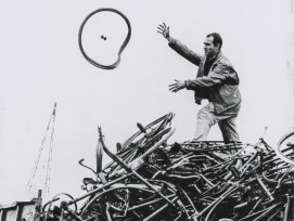 Tinguely auf der Suche nach Material auf dem Schrottplatz Paris 1960@zvg Museum Tinguely