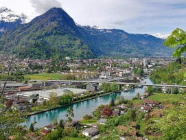 Goldswil-Viadukt mit Interlaken im Hintergrund
