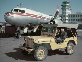Convair CV-240-11 HB-IRS der Swissair, davor eines der Pistenfahrzeuge des Flughafens Kloten.
