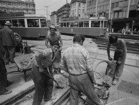 Italienische Gastarbeiter bei der Arbeit am Bellevue in Zürich um 1976.