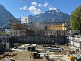 Holzbauarbeiten an der Dreifachsporthalle in Interlaken