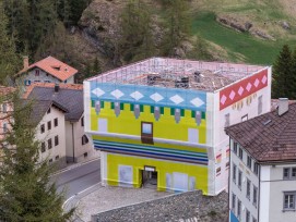 Luftbild der weissen Villa in Mulegns