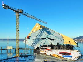 Bau des Bühnenbilds der Bregenzer Festspiele mit Liebherr-Kran