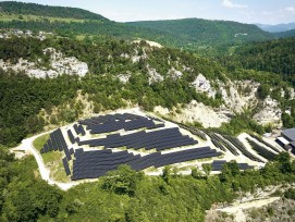 Drohnenaufnahme der PV-Anlage auf Hiterm Chestel Deponie in Liesberg