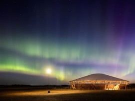 Muscowpetung Powwow Arbour  bei Nacht mit Nordlicht