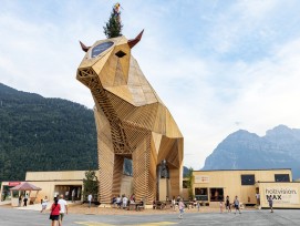 Holzbau Max der Stier am ESAF 2025 in Mollis