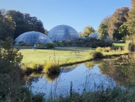 Teich und Gewächshäuser im Botanischen Garten Zürich