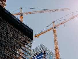 Krane auf einer Baustelle.