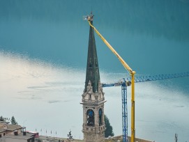 Arbeitskorb an Kirchturmspitze in St. Moritz
