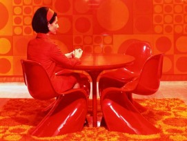 Marianne Panton auf dem Panton Chair ca. 1970.