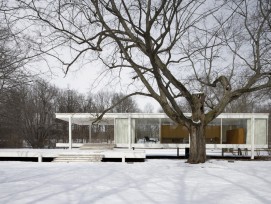 Mies van der Rohes Farnsworth House schimmert bei Muci nicht in gedämpften Tönen, sondern erstrahlt vor pinkem Hintergrund. (wikimedia.org)