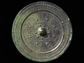 Spiegel mit kosmologischem Dekor China, frühe Östliche Han-Dynastie, 1. Jh. n. Chr. Bronze; Durchmesser 14,4 Centimenter. (Rainer Wolfensberger / Museum Rietberg)