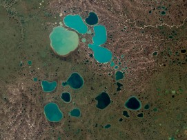 Toteisseen in der arktischen Tundra Sibiriens. (Nasa)