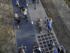 Die Velofahrer merken kaum einen Unterschied, wenn sie über die mit Solarpanels bedeckte Fahrbahn (links) fahren. (Bild: zvg)