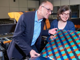Monika Gold und Stephen Wittkopf von der Hochschule Luzern verfolgen den Druck eines Musters bei der Glas Trösch AG. (Doris Kuert/HSLU)