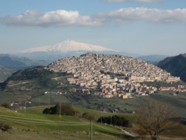 Gangi mit dem Ätna im Hintergrund (Lovecchio Laura, CC BY-SA 3.0, wikimedia.org)