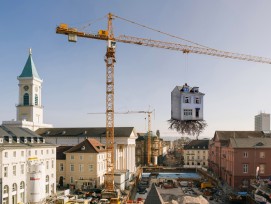 In luftiger Höhe hängt das Haus aus Karton Holz über der Baustelle. (Studio Leandro Erlich / zvg ZKM Karlsruhe)