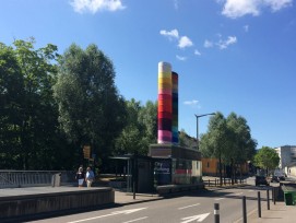 Beim Parkhaus Gessnerallee leuchten die Lüftungsrohre in allen Regenbogenfarben. (Silva Maier)