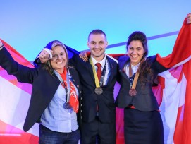 Die Dekorationsmalerin Janin Aellig aus Madetswil (rechts) gewann die Bronzemedaille. (Foto: SMGV)