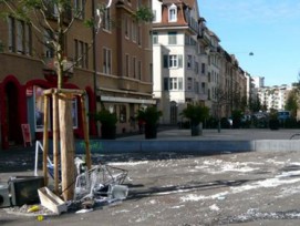 Am Voltaplatz ist noch nicht alles perfekt. Bild: Der Tag nach einer «Sperrgut-Party» am Voltaplatz von gentrifizierungskritischen Aktivisten. (www.infam.antville.org )