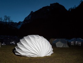 Ein Origami-Iglu? - Bei einer Umfrage hat dieses Biwak den Studenten am besten  gefallen. (Markus Käch / HSLU) 1/4