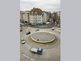 In der Kreiselmitte zwischen Luzerner- und Wasgenring in Basel klafft ein grosses Loch. (Bild: Kantonales Bau- und Verkehrsdepartement)