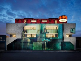 Das Zwei-Mädchen-Haus wirkt bei Nacht geheimnisvoll... ( Peter Clarke / zvg) 1/4