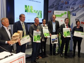 Haben sich für die Nachhaltigkeit besonders verdient gemacht: die Gewinner des Umweltpreises. (Foto: Stefan Breitenmoser)