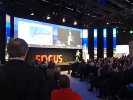 Die Ausführungen von Thomas Wehrle von der Erne Holzbau AG zum Thema BIM stossen bei der Besucher auf reges Interesse. (Stefan Breitenmoser) 