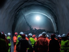 Mineure stehen im Staub nach der Sprengung beim Hauptdurchschlag des Ceneri-Basistunnels in Camorino-Vigana TI. (Samuel Golay / Keysteone) 1/13