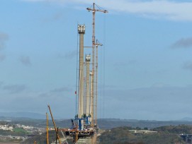 Die Pylonen wachsen mithilfe der Liebherr-Oberdrehkrane 630 EC-H 40 Litronic auf 200 Meter Höhe. (Foto: Claudia Bertoldi)