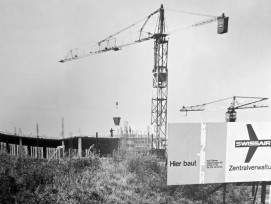 Zürich-Kloten, 1965: der neue Hauptsitz «Balsberg» der Swissair im Rohbau.  (Bild aus Steiner-Jubiläumsbuch) 1/4