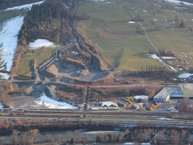 Die bestehenden Schutzbauten unterhalb der Val Parghera werden bis 2019 massiv ausgebaut. (Luftbild: Amt für Wald und Naturgefahren GR)