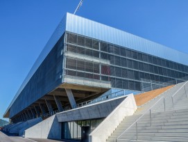 Das nüchtern gehaltene Äussere des Stadions ist auf die Tonalität des Bieler Industriequartiers Bözingenfeld abgestimmt und setzt auf Beton, Stahlträger und Blech. (Bilder: Jeremy Damon)