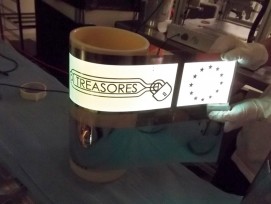 Eine flexible Lichtquelle aus organischen LED (OLED), die im Rahmen des TREASORES-Projekts entwickelt wurde. Ein Schlüsselbereich dieser Technik sind flexible Elektroden und luftundurchlässige Barriereschichten. Diese leuchtende Folie wurde am Fraunhofer 