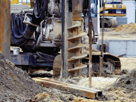 Reicht die Bodenstabilität für das Bauvorhaben nicht aus, schaffen Pfahlsysteme  Standsicherheit im Gelände.  (Bild: Hermann Kruse_Pixelio.de) 