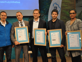 Die Award Gewinner 2016: Stefan Baumeister, Geschäftsführer von Myclimate Deutschland, zeichnete Rainer Hageloch von AER Kooperation, Helmut Pilz vom Software- Anbieter Umbrella, Claudio Juen vom Reiseanbieter Dreamtime Travel sowie die Pressesprecherin u