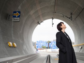 Doris Leuthard begutachtet den wohl  kürzesten Bahntunnel der Welt an der Eröffnung der Ausstellung. (PHOTOPRESS/Dominik Baur/ zvg Verkehrshaus)