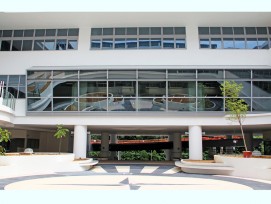 Aussenansicht der geneigten „3for2“-Fassade am United World College South East Asia (3for2@UWCSEA Project, Future Cities Laboratory, Singapore-ETH)