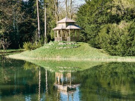 Chinesischer Pavillon im Grossen Weiher des Ballyparks (Bilder: F. Jungo/Schweizer Heimatschutz)