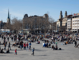 Sechseläutenplatz im Frühling: Sonnenhungrige und Erholungssuchende treffen sich auf zwischen Bellevue und Opernhaus. (Patrick B. Kraemer, Keystone)