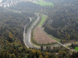 In dieser Flusskurve oberhalb Langnau am Albis soll künftig das Sihl-Schwemmholz im neuen Rechen gesammelt werden (Bild: AWEL Kanton Zürich).