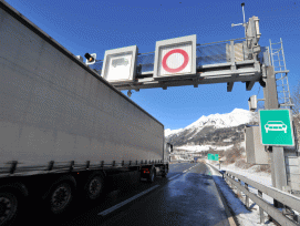 Gut einen Kilometer vor der Tunneleinfahrt steht das Thermo­­portal. Mit ihm werden überhitzte Fahrzeuge geortet und sofort aus dem Verkehr gezogen. (Foto: Bundesamt für Strassen Astra)