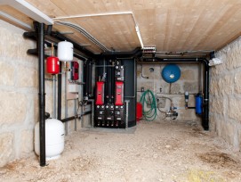 Der Schichtenspeicher für Heizung und Warmwasser im Keller (Bilder zvg)