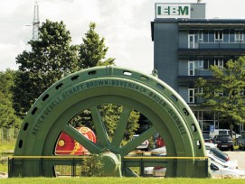 Der EBM-Hauptsitz in Münchenstein mit historischem Generator (EBM/zvg)