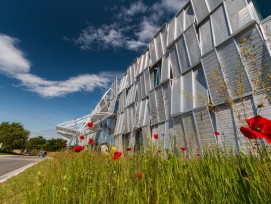 An der Fassade… (© 2016 EPFL Jamani Caillet)