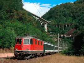 Eine RE 420-Lokomotive unterwegs in der Biaschina.  (Kabellege /David Gubler, http://www.bahnbilder.ch, gemeinfrei)) 