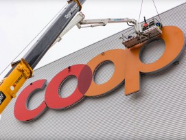 Das neue Coop-Logo in Pratteln hat gigantische Ausmasse (Coop)
