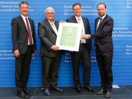 Firmengründer Fredy Iseli (2. von links) erhält die GreenTec-Award-Urkunde. (Bilder zvg)