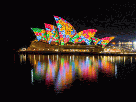 Blumen von Karla Dickens überwuchern das Dach. (Vivid Sydney) 1/4